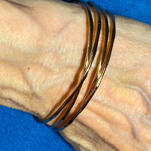 Vera Bradley Wire Cuff Bangle Bracelet Gold Tone Minimalist Style Marked VB - Picture 1 of 5